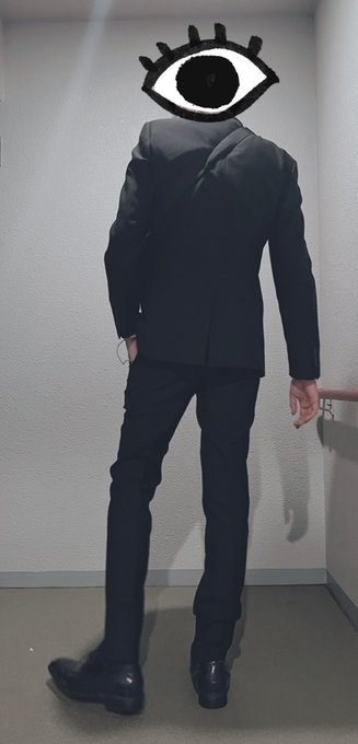 親族の慶事と台風が重なって大変な三連休でした……。リボルバー、5億年ぶりの貴重なスーツ姿です。 