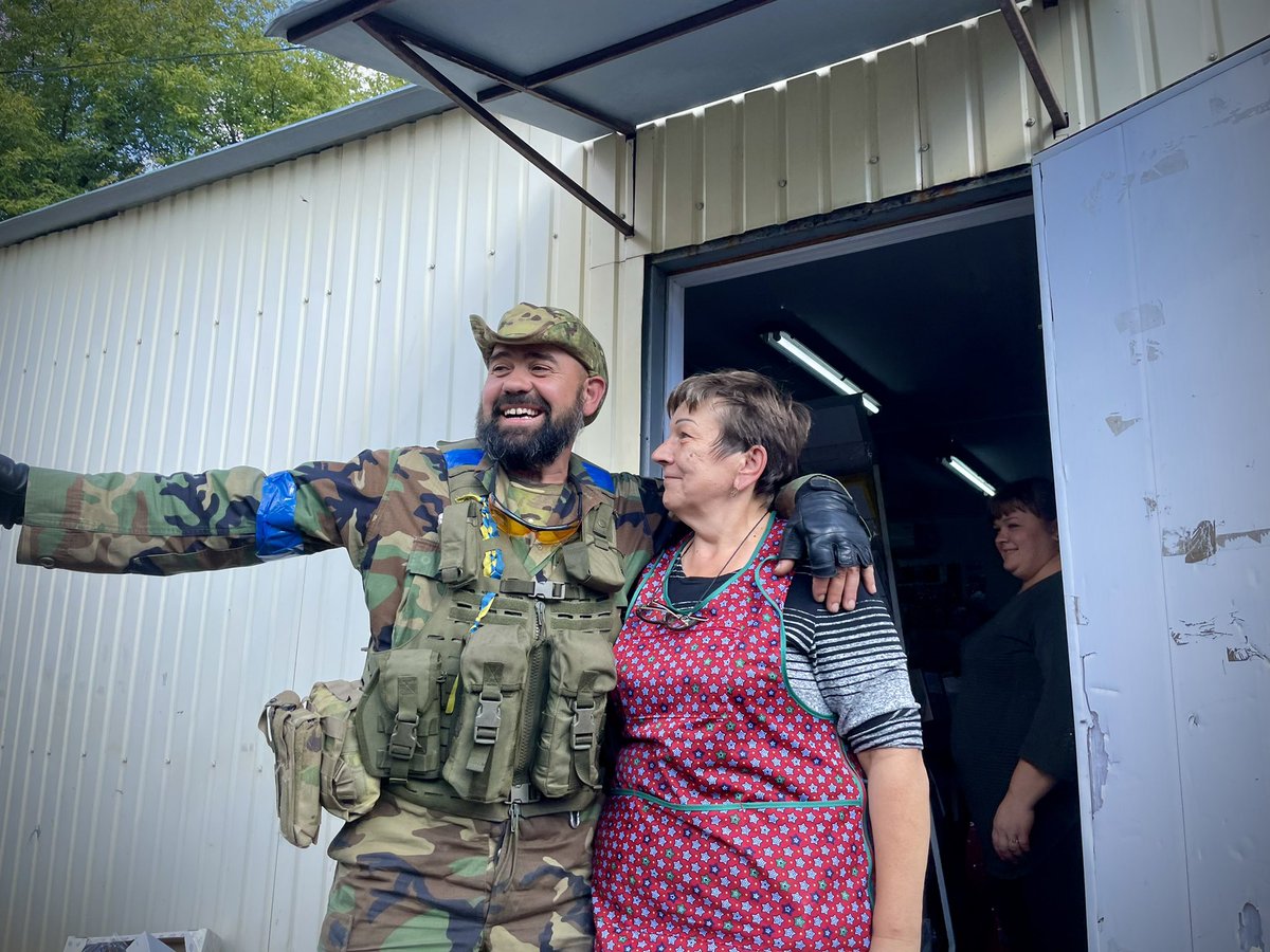 LubnaElShanti's tweet image. Raja som driver en kiosk hotades till livet flera gånger för att hon inte ville ta emot rubel. Men nu känner hon hopp igen. 
Samtidigt som vi pratar stannar en militärgrön skåpbil vid kiosken, den första soldaten som Raja såg när byn befriades, kliver ut.

sverigesradio.se/artikel/8138710