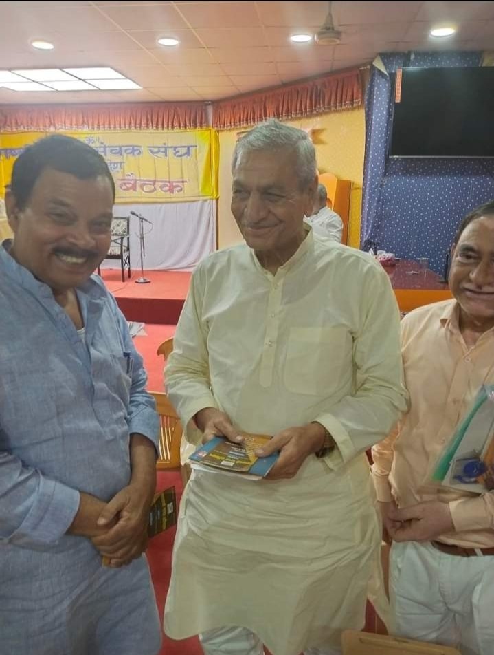 surendrapal_bms's tweet image. (1/X) आज दिनांक 18.9
.2022को आरएसएस उत्तर प्रदेश द्वारा हाई लेवल समन्वय बैठक सरस्वती कुंज निराला नगर लखनऊ में आयोजित हुई।
जिसमे समस्त कैबिनेट मंत्री उपस्थित रहे। और भारतीय मज़दूर संघ उत्तर प्रदेश से माननीय अनुपम जी क्षेत्र संगठन मंत्री, श्री विशेश्वर राय प्रदेश अध्यक्ष.......