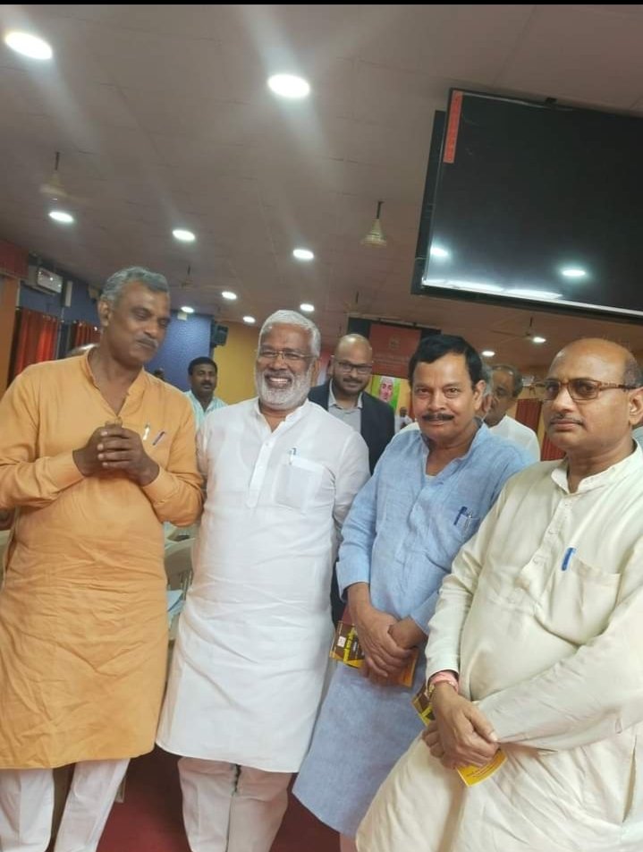 surendrapal_bms's tweet image. (1/X) आज दिनांक 18.9
.2022को आरएसएस उत्तर प्रदेश द्वारा हाई लेवल समन्वय बैठक सरस्वती कुंज निराला नगर लखनऊ में आयोजित हुई।
जिसमे समस्त कैबिनेट मंत्री उपस्थित रहे। और भारतीय मज़दूर संघ उत्तर प्रदेश से माननीय अनुपम जी क्षेत्र संगठन मंत्री, श्री विशेश्वर राय प्रदेश अध्यक्ष.......