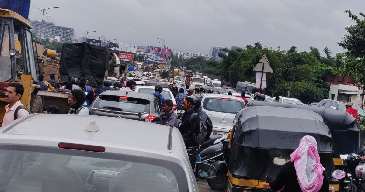 Sandurkar's tweet photo. CHAOS AT KHARADI-MUNDHWA BRIDGE FOR PAST 1 HOUR. WHAT IS TRAFFIC POLICE DOING? AMBULANCES STUCK. THIS HAPPENS DAILY. WHY IS THERE NO PERMANENT SOLUTION?
@PuneTrafficU @punetraffic @PunePolice @PunePolice4U @PuneCityTraffic @timesofindia @SakalMediaNews @MaharashtraCmo @PMCPune https://t.co/ZUWQYsXodL