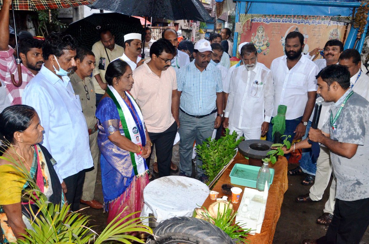GVMC_VISAKHA's tweet photo. Commissioner GVMC Sri P Raja Babu along with Corporator K Appalaratnam inspected the ALO activities and sanitation activities at Thadiveedhi &amp; Salipeta, Ward 30, Zone 4.

#SwachhSurvekshan2023Visakhapatnam 
#SwachhSurvekshan2023
#SayNoToSingleUsePlastic 
#VizagSaysNotoPlastic https://t.co/2Gqullh9DR