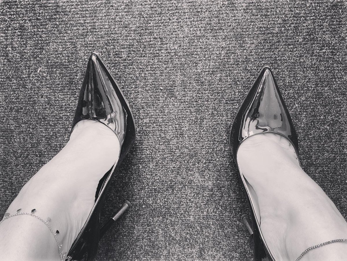 HappyFeetFans's tweet photo. Ready to go #heels #heelshoes #heelsaddict #feet #feetmodels #onlyfansgirl #onlyfans #instagood https://t.co/7MP5wJtvAl
