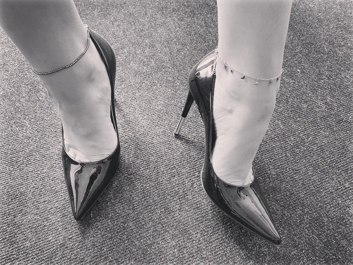 HappyFeetFans's tweet photo. Ready to go #heels #heelshoes #heelsaddict #feet #feetmodels #onlyfansgirl #onlyfans #instagood https://t.co/7MP5wJtvAl