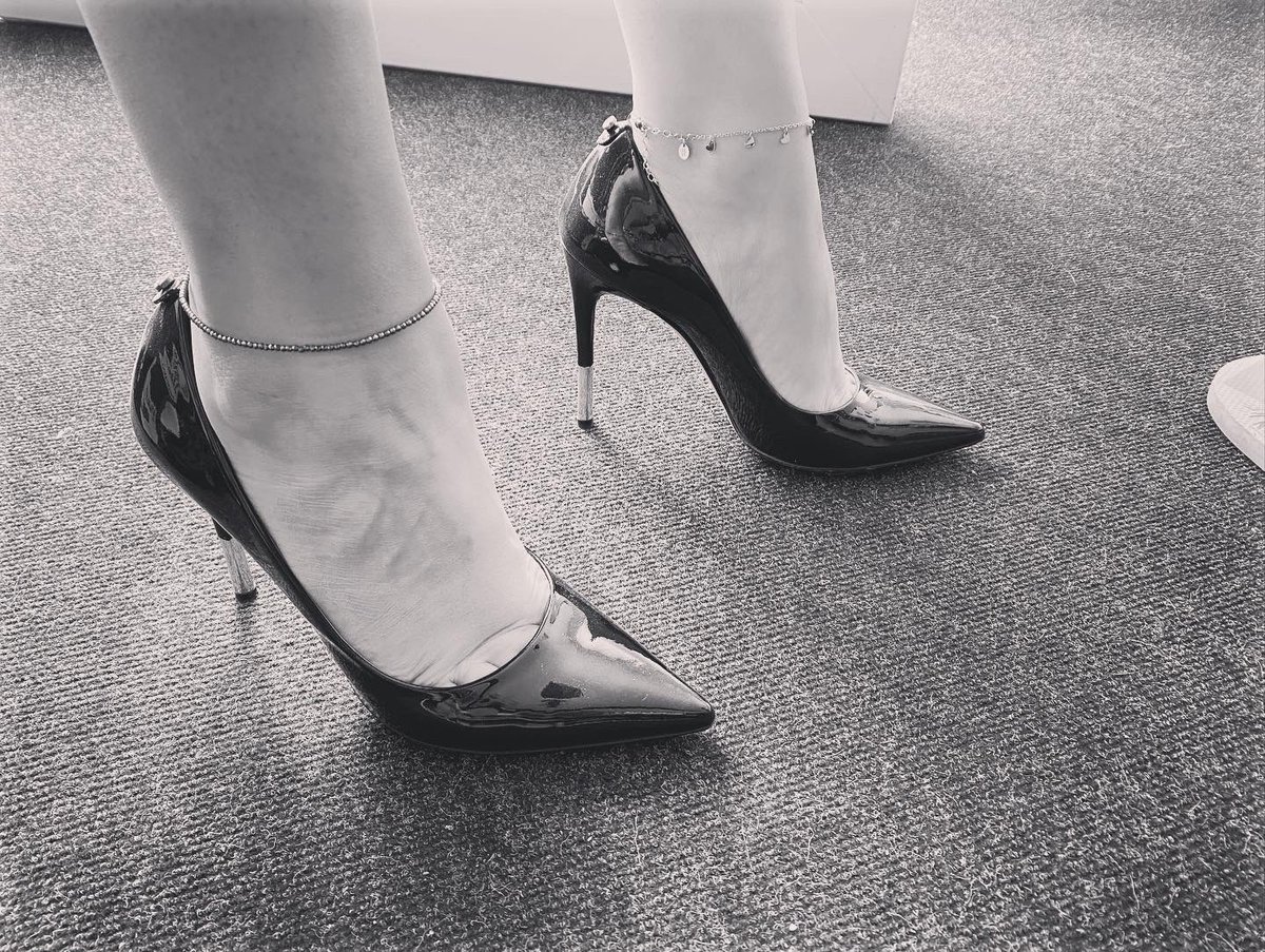 HappyFeetFans's tweet photo. Ready to go #heels #heelshoes #heelsaddict #feet #feetmodels #onlyfansgirl #onlyfans #instagood https://t.co/7MP5wJtvAl