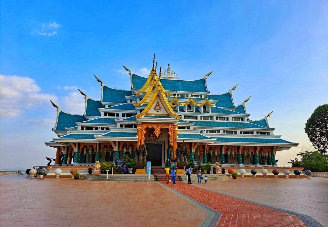RandomAsia's tweet photo. Wat Pa Phu Kon is beautiful temple building with great views around the landscape.✈️🌿🍃⛵✨🌼🙏 3 days 2 nights only 1,888 Baht

More details: https://t.co/KtiiNhNALf

#randomtravelasia #Thailand #Udonthani #nature #temple  #culture #Watpaphukon #mountain https://t.co/THPikYf904