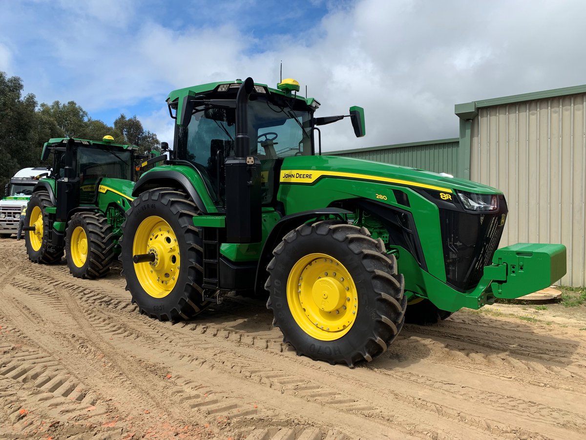 AFGRIAU's tweet photo. Beastly! 2 new @JohnDeereAUNZ 8R 280 #tractors out for delivery, proudly supplied by #AFGRI Equipment – Moora! 🟢🟡🦌
#farming #ag #agriculture #agmachinery #deliverydays https://t.co/idkJmdXLso