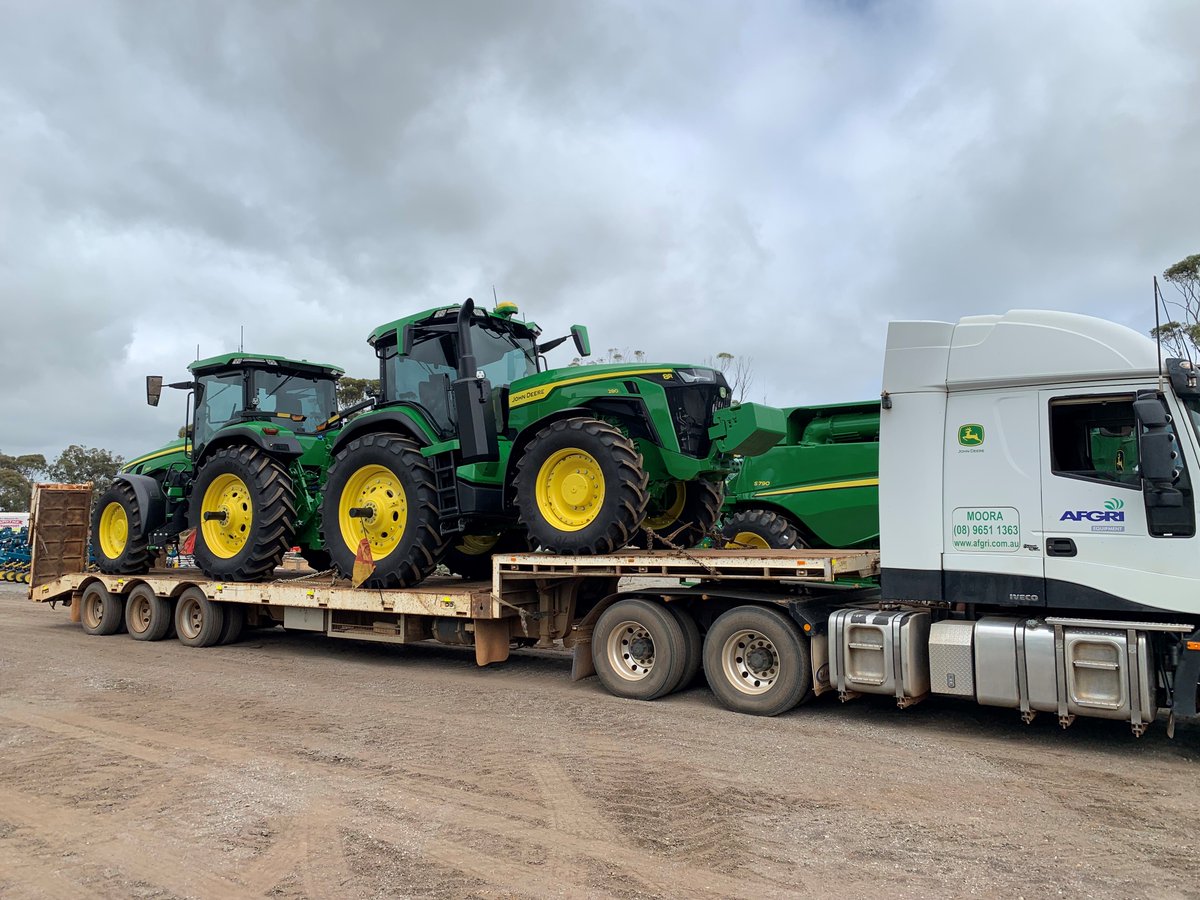 AFGRIAU's tweet photo. Beastly! 2 new @JohnDeereAUNZ 8R 280 #tractors out for delivery, proudly supplied by #AFGRI Equipment – Moora! 🟢🟡🦌
#farming #ag #agriculture #agmachinery #deliverydays https://t.co/idkJmdXLso
