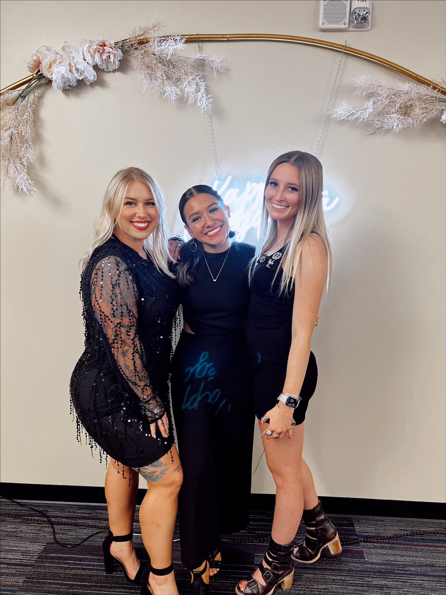 _aubss__'s tweet photo. just sorority things 🤍🖤 https://t.co/PVkbkox4Cz