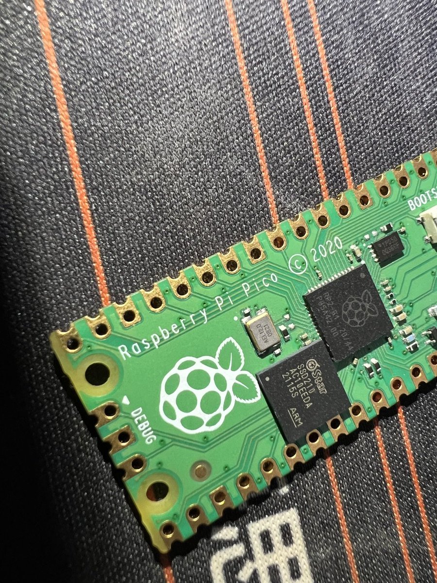 dongshanpi's tweet image. The chip with the same size and package as the Raspberry Pi PICO is actually based on ARM Cortex-A7 dual-core 1.0GHz, 64MB DDR2, 2D graphics engine, support point TTL display, RGB driver interface, Ethernet mac, SAR ADC, audio support ADC/DAC, UARTs, PWMs, GPIOs, I2C and SPI.