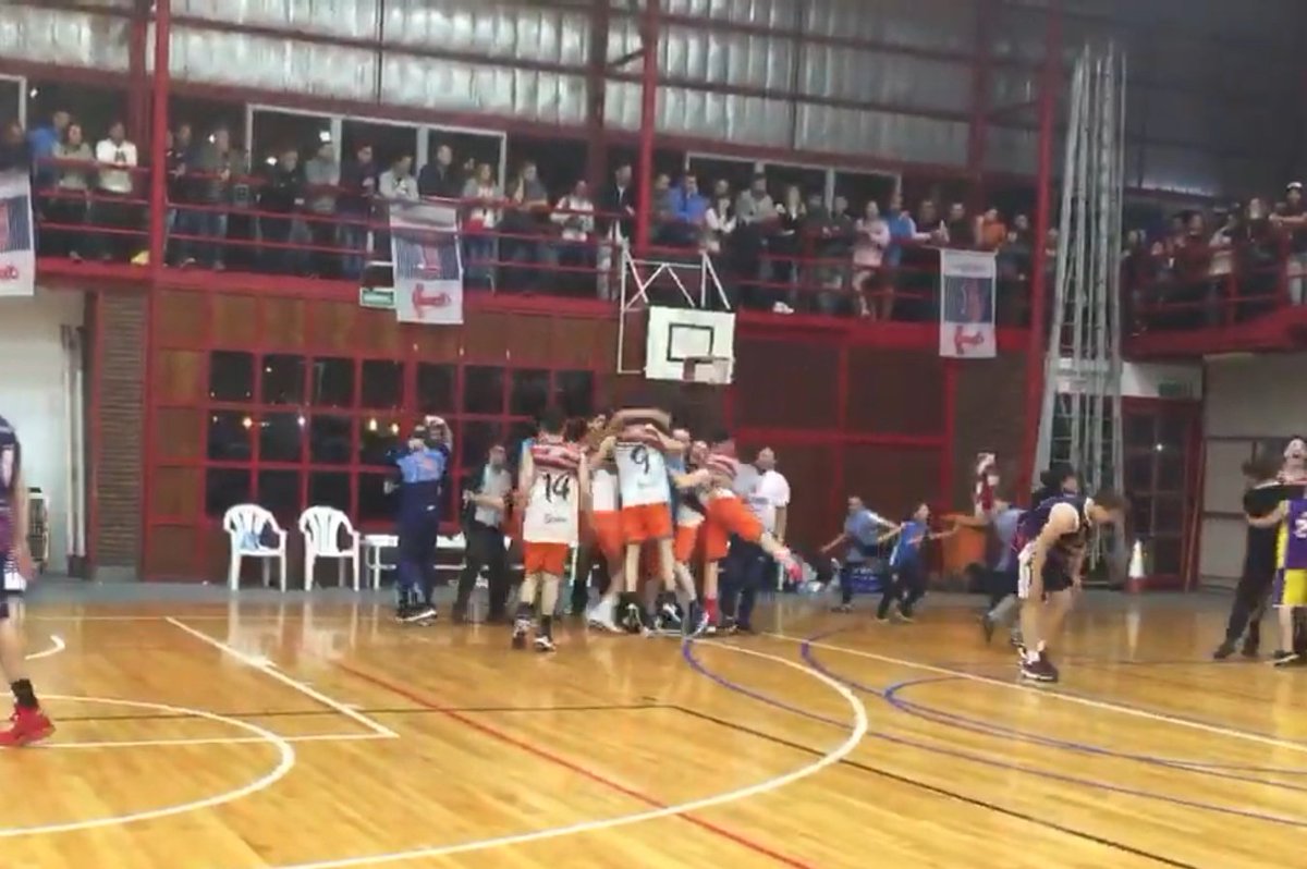 ZarateBasquet's tweet photo. #Primera #ABZC
Final en #Zarate, ganó Unión y logro el ascenso!
#NauticoZte 86
#Union 93 https://t.co/JpeBtSBd9u