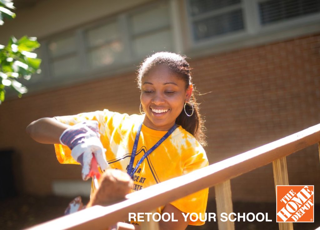 Beattysmc's tweet photo. Thank you to Ms. Thornton (@SeauxMalerie) of Home Depot
for coming and speaking to our class. She told me the importance of networking both externally and internally to get to a position that matters to me. #RetoolYourSchool #LoynoSCD https://t.co/T5L3ccBsnF