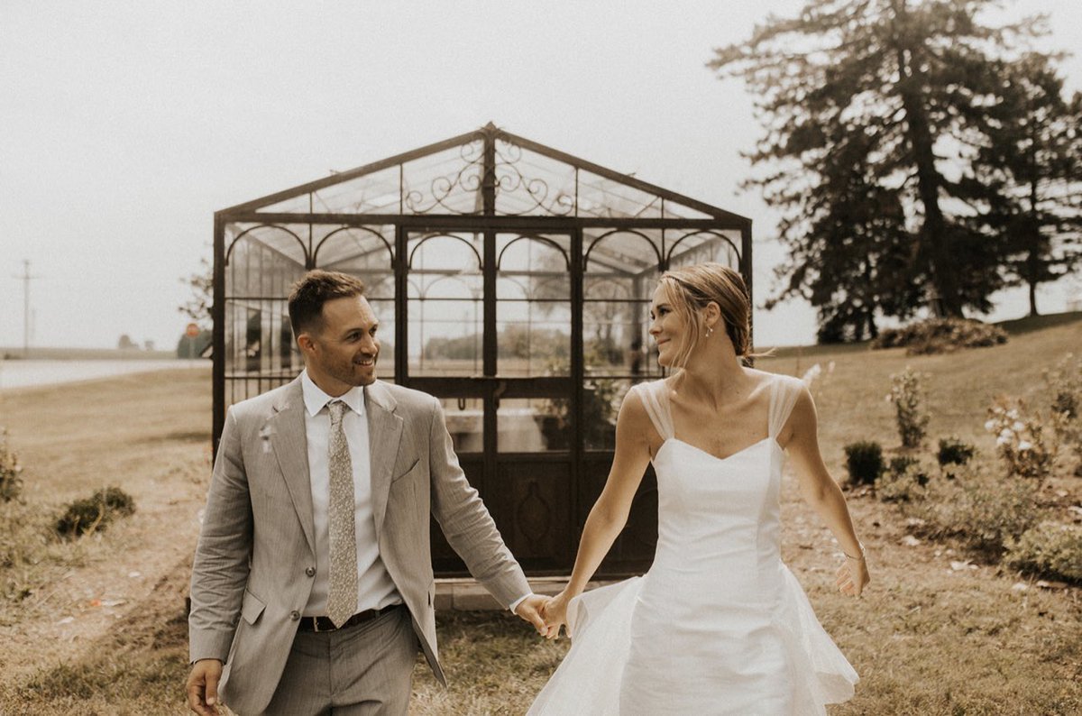 But of all these friends and lovers
There is no one compares with you
And these memories lose their meaning
When I think of love as something new