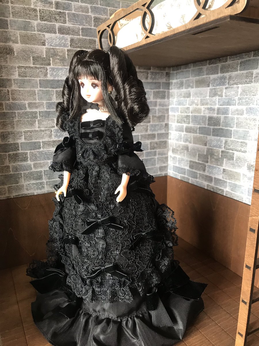 _lemon_drops_'s tweet photo. ジェニ誕の写真にしようと思っていたのに、黒髪×黒ドレスが暑そうとボツにしたリカちゃんCLUB67の5周年エクセリーナ（服はNJ50号エクセリーナのもの）。
ツインテール×縦ロール、茶睫毛に紫瞳！と昔も今も変わらず大好きな仕様です💘

涼しくなってきたし、新たな気持ちで頑張ろ。 https://t.co/eYXbEX3TET
