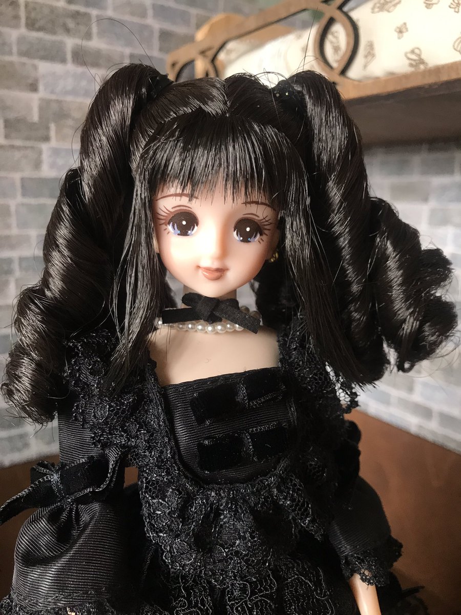 _lemon_drops_'s tweet photo. ジェニ誕の写真にしようと思っていたのに、黒髪×黒ドレスが暑そうとボツにしたリカちゃんCLUB67の5周年エクセリーナ（服はNJ50号エクセリーナのもの）。
ツインテール×縦ロール、茶睫毛に紫瞳！と昔も今も変わらず大好きな仕様です💘

涼しくなってきたし、新たな気持ちで頑張ろ。 https://t.co/eYXbEX3TET