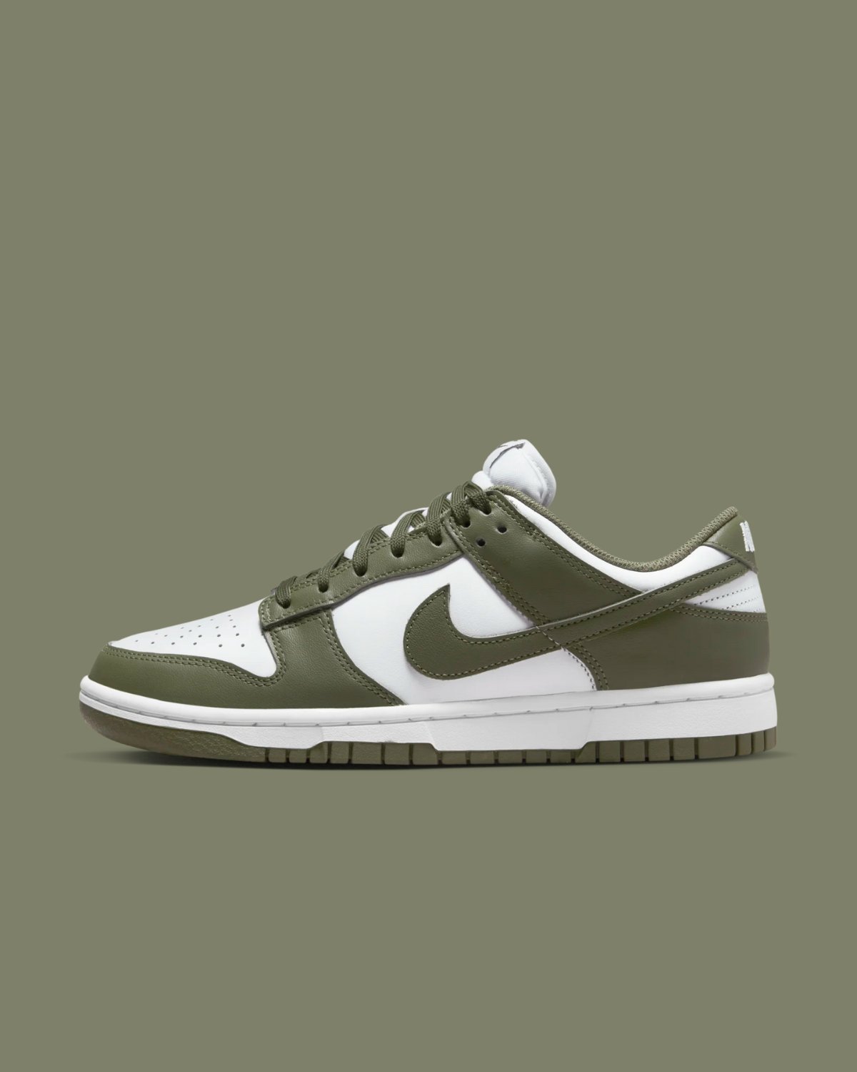 comerciante loseta estrategia Nike.com on Twitter: "The '80s icon returns with classic details and  throwback hoops flair. The Women's Dunk Low 'Medium Olive' Available at  10am ET 🇺🇸 https://t.co/mID4zRJWcC https://t.co/LKBC5rXAsc" / Twitter