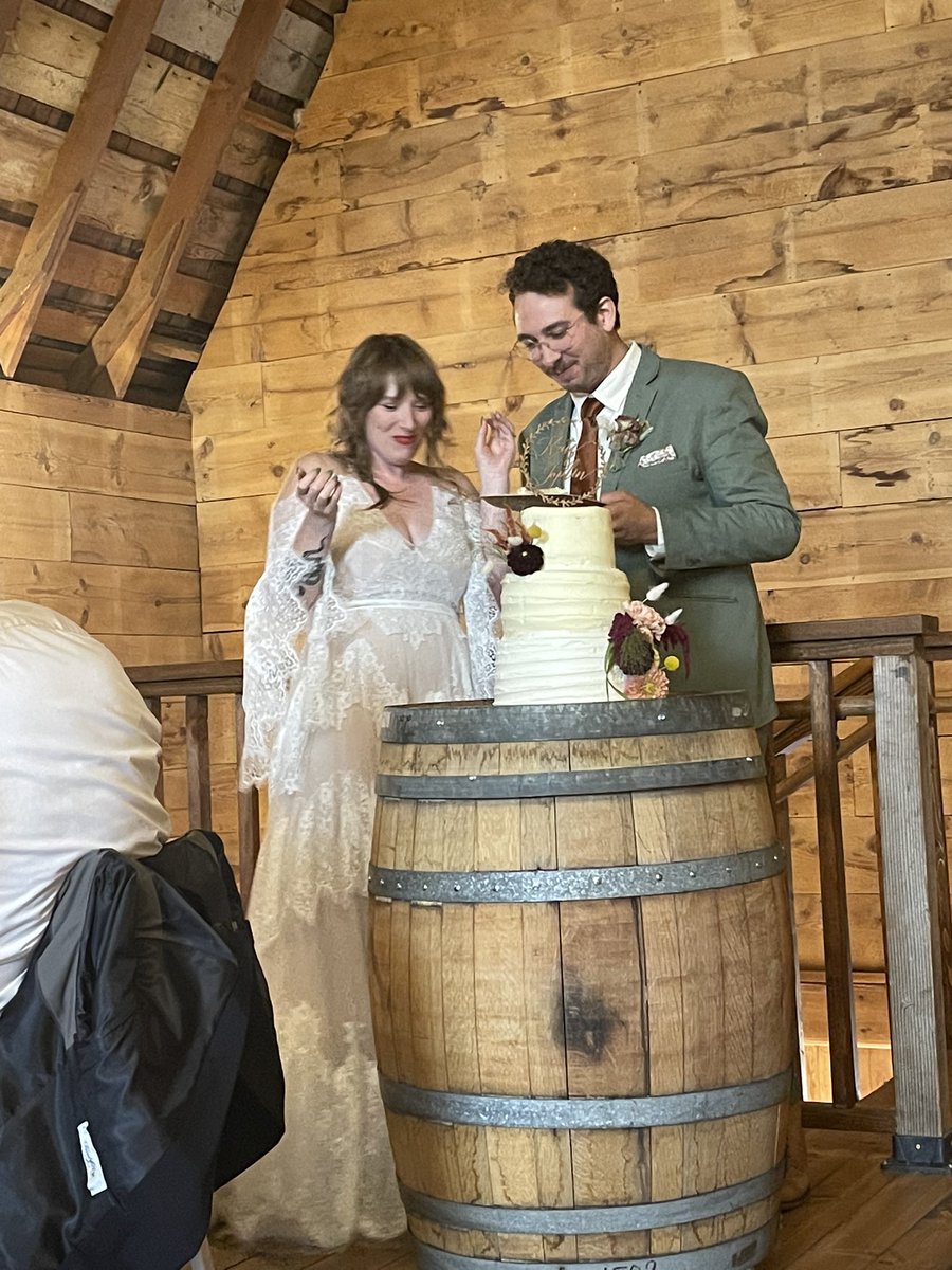 breadsnax's tweet image. Bro, I love being married to my best friend ♥️🥺👰🏼