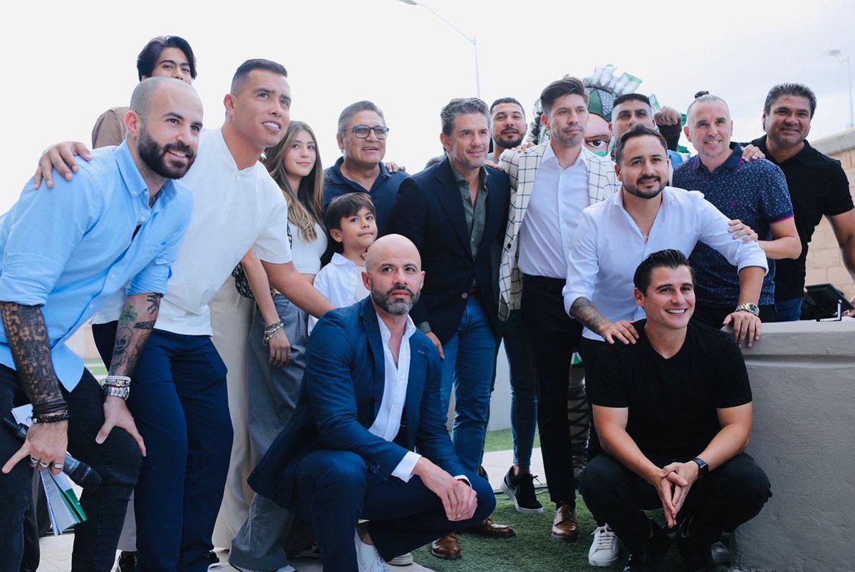 marccrosas's tweet photo. Ayer tuve el honor de presentar el acto de develación de la estatua de @OribePeralta en el TSM. Un ejemplo de jugador y persona. Gracias por la oportunidad, @ClubSantos. Siempre es un placer volver a casa y ver a tantos amigos. 💚🤍 https://t.co/oDdVgUD6uL