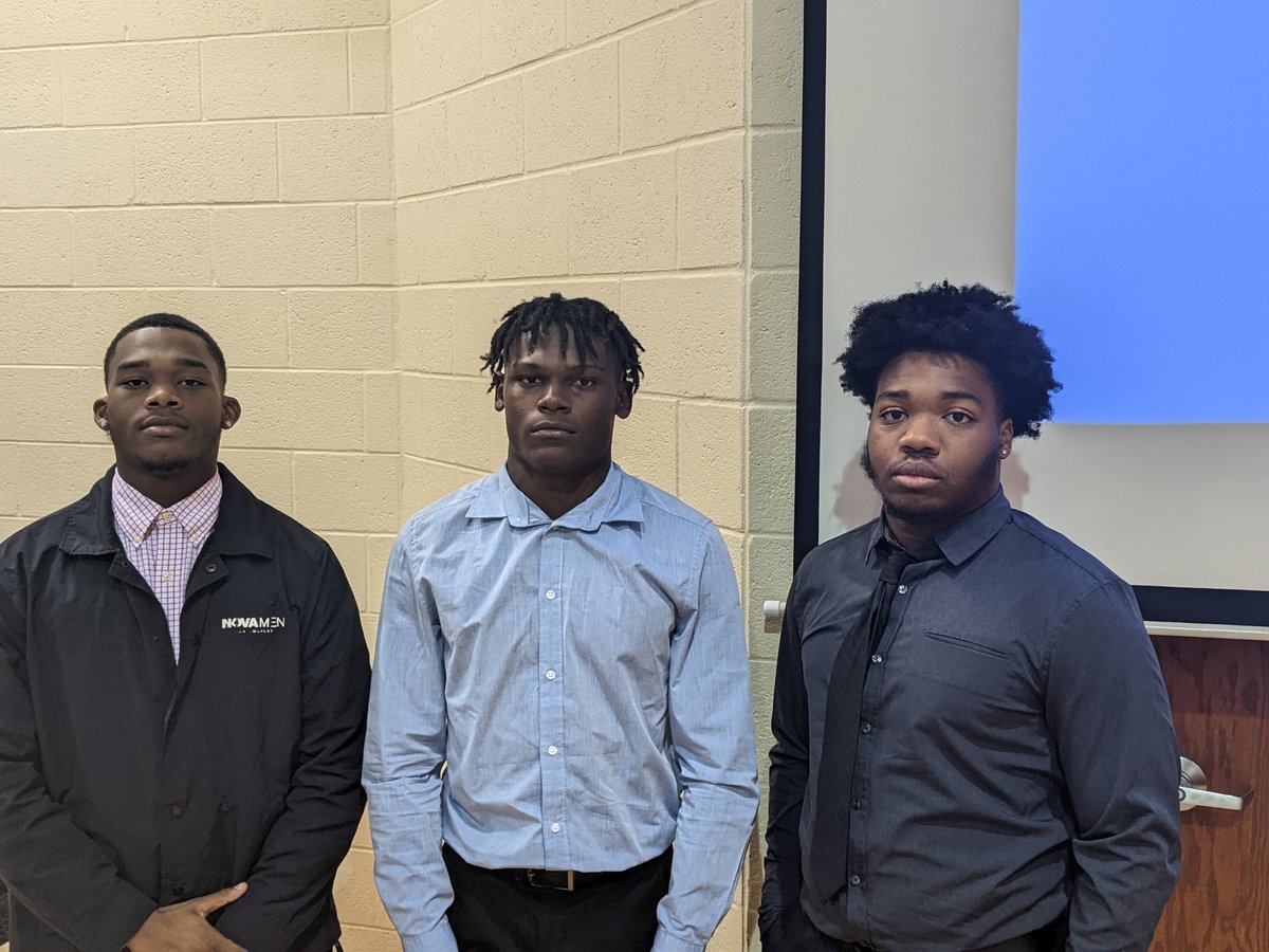 coachjocksample's tweet photo. Thanks to the Macon Touchdown Club for hosting our players tonight and providing me a platform to talk about Chargers Football! #MenofLanier https://t.co/XpxfPXHaHY