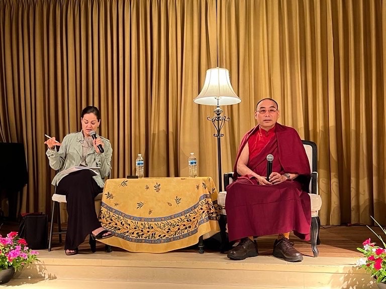 PowerofMindBook's tweet photo. Over the last couple of days many came to the @AltadenaLibrary in California to listen to Rinpoche speak on The Power of Mind. @PowerofMindBook #powerofmindbook #khentrulrinpoche #khentrullodrothayerinpoche #rinpoche #library #palomalandry #katogcholing https://t.co/JlO7eHDbTc