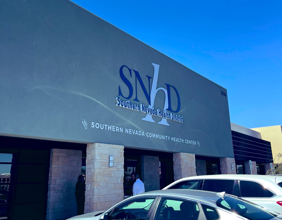 erickaaviles's tweet photo. Spoke to my mom this PM and said mom guess what!? There’s a new @SNHDinfo @TuSNHD Community Health Center down the street from you now!
❤️d being able to tour it today w the amazing #snhd & other community partners which we get to support on various projects! #micomunidad https://t.co/IE2Veugbpn