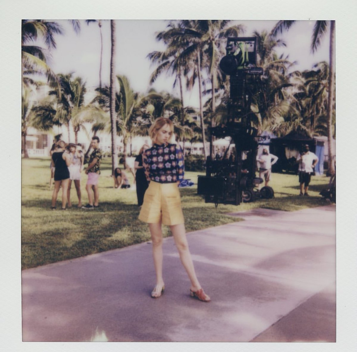 dailymayahawkee's tweet photo. MAYA HAWKE DO REVENGE POLAROIDS😭😭 https://t.co/8pBzknvFlY