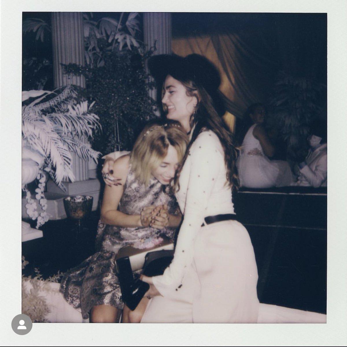 dailymayahawkee's tweet photo. MAYA HAWKE DO REVENGE POLAROIDS😭😭 https://t.co/8pBzknvFlY
