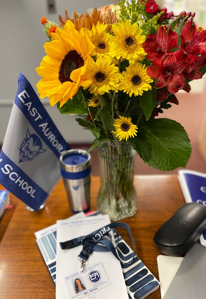 ChelseaSkalski's tweet photo. Official First Day☑️ and the prettiest welcome flowers! https://t.co/8l1MV0maMc