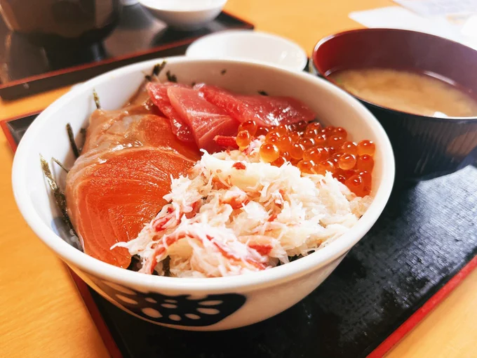 海鮮丼美味でありました4種類選べてさらにカニ汁サービスこれで1300円は安い! 