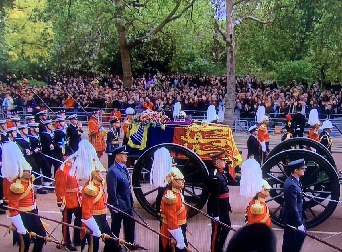korlich's tweet photo. A final farewell to #QueenElizabethII - a testament to the strength of female leaders and commitment to service!👑👜💪 #monarch #queen #RoyalFamily #bosslady @RoyalFamily @koecolife https://t.co/9vJwNELgV8