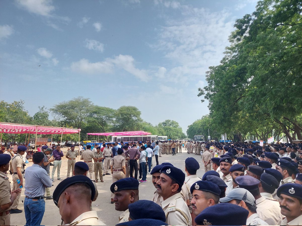 Rathore_jorsinh's tweet photo. દુર્ગમ જંગલમાં હિંસક પ્રાણીઓ વચ્ચે રહીને વન્યજીવ/વન્યસંસ્કૃતિનું રક્ષણ કરતા વનરક્ષકો / વનપાલ ગાંધીનગરમાં આંદોલન કરવા લાચાર બન્યા છે. સરકાર ને નમ્ર અપીલ કે અમારા પ્રશ્નોનું જલ્દી નિરાકરણ આવે..
#2800gradepay_forestguard 
#4200gradepay_forester
@GIFTCity_
@KiritsinhJRana 
@HoffPccf https://t.co/653aiJYGVK