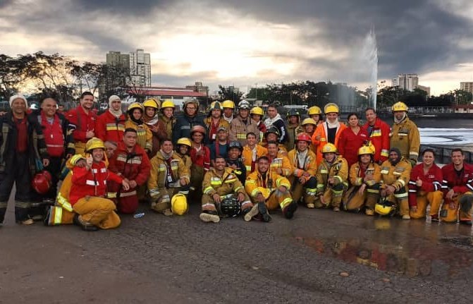Reconozco la admirable labor del cuerpo de bomberos de PDVSA, quiénes con esfuerzo y valentía, apagaron el incendio producto de un rayo en la refinería ubicada en Anzoátegui. ¡Gracias por poner el corazón por la Patria!