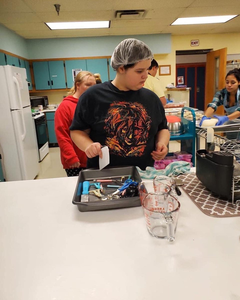 wetzelcs's tweet photo. The Covered Bridge Bakery at Hundred High School was busy filling orders last week. Students baked pepperoni rolls and cookies. #yummy #workingtogether #BuildingBridges #simulatedworkplace #Wetzelcs #wvhomeofthepepperoniroll https://t.co/Z3vnXjsMJJ