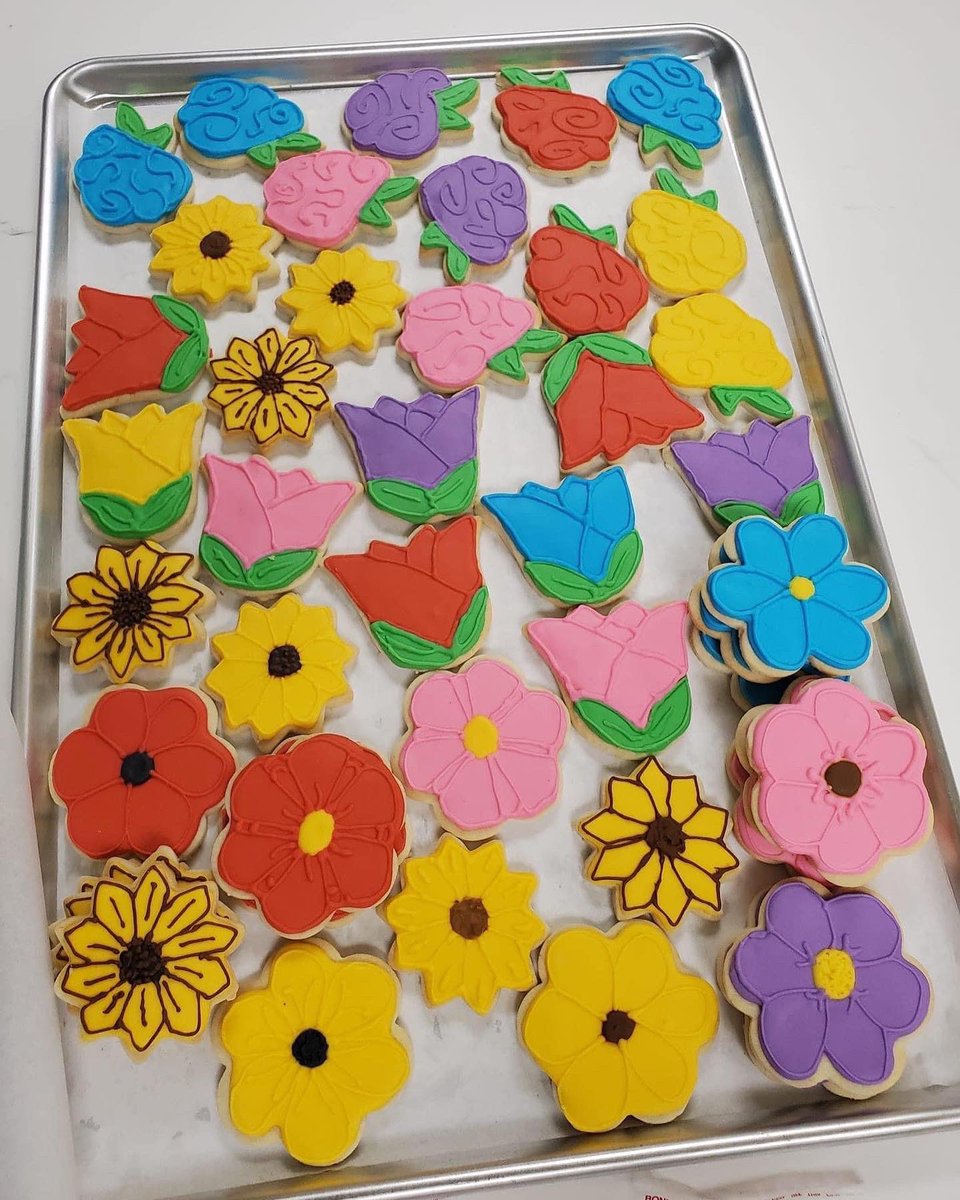 wetzelcs's tweet photo. The Covered Bridge Bakery at Hundred High School was busy filling orders last week. Students baked pepperoni rolls and cookies. #yummy #workingtogether #BuildingBridges #simulatedworkplace #Wetzelcs #wvhomeofthepepperoniroll https://t.co/Z3vnXjsMJJ