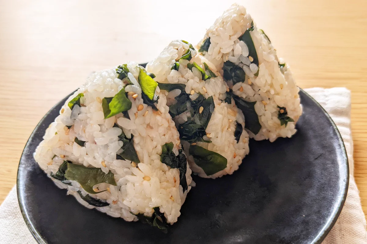 小腹が空いたときにもぴったりそう！わかめなどを使った「おにぎり」レシピ！