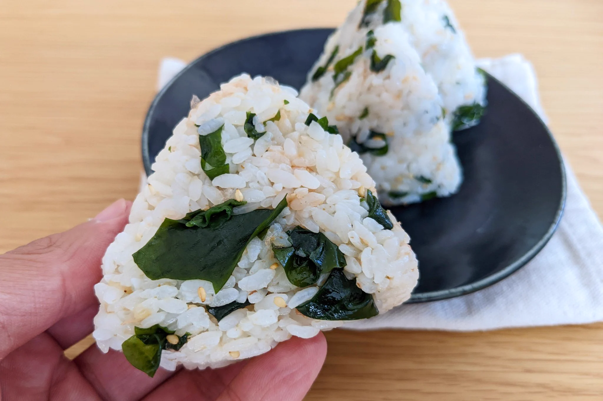小腹が空いたときにもぴったりそう！わかめなどを使った「おにぎり」レシピ！
