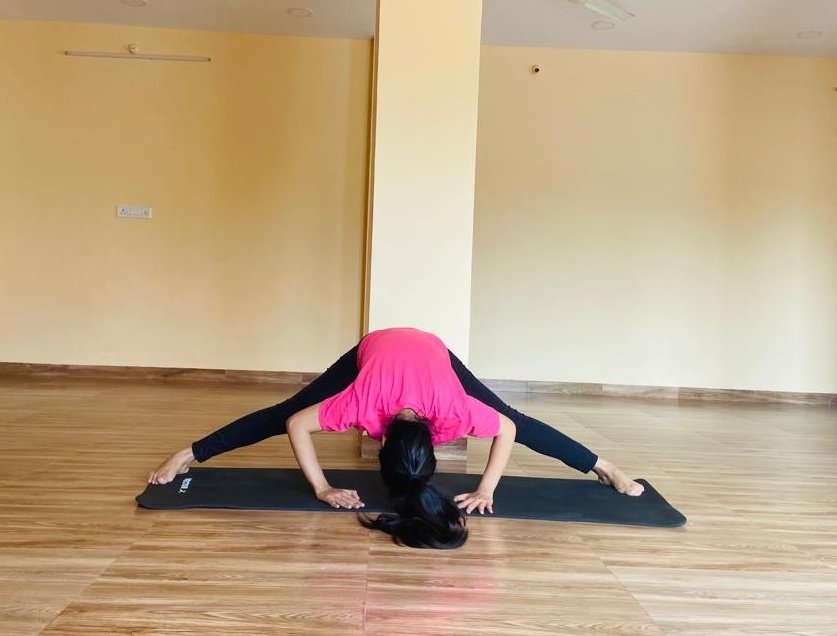 ritisharma1264's tweet photo. Wide Legged Forward Bend (Prasarita Padottanasana) 🤸‍♀️
#yoga #stretch #forwardbend #yogapose #widelegged #flexibility #strength #weightloss #musclegain #beautiful #touchyourheadtofloor #rityog https://t.co/okJulE8E60