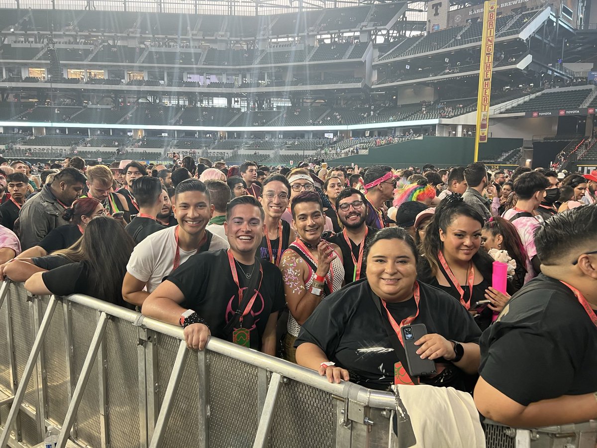 DoctorTylerTX's tweet photo. Oh and also my #ChromaticaBallDallas friends 💜💜 https://t.co/9va4ZZWrnn