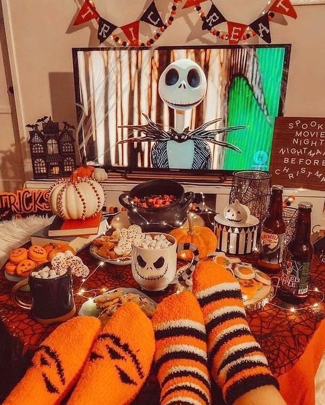 OctobersLeavess's tweet photo. Do you think The Nightmare Before Christmas is more of a Halloween movie, or a Christmas movie? 🎃🖤 https://t.co/WL2yLGRmhZ