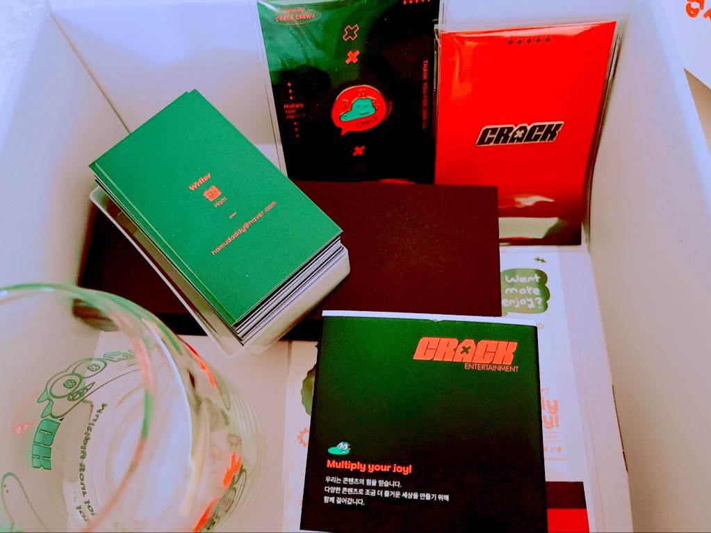 크랙엔터에서 웰컴키트를 받았어요! 명함도 가지고싶단 생각을 얼마전에했는데 뜨든,, 패키지도 하나하나 넘 귀엽구 세련된,, 센스 장난아니야🥺