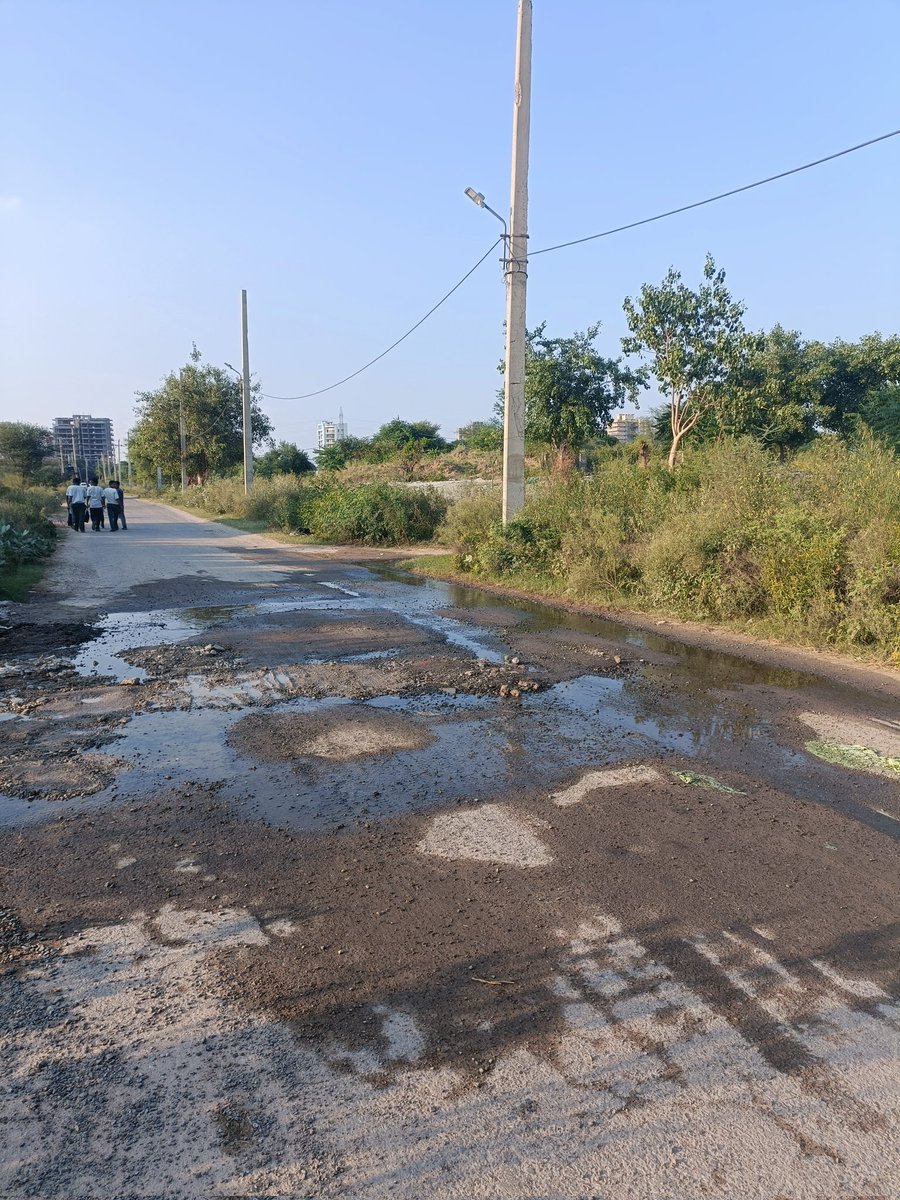RituArya623's tweet photo. @mdhsiidc 
@MCManesar 
@CPCB_OFFICIAL 
@cleanAirBharat
Open naala within 50 mtrs of Express Greens  M1 sector manesar
Stinking 
no connectivity for residents https://t.co/nyG9gOVY9r