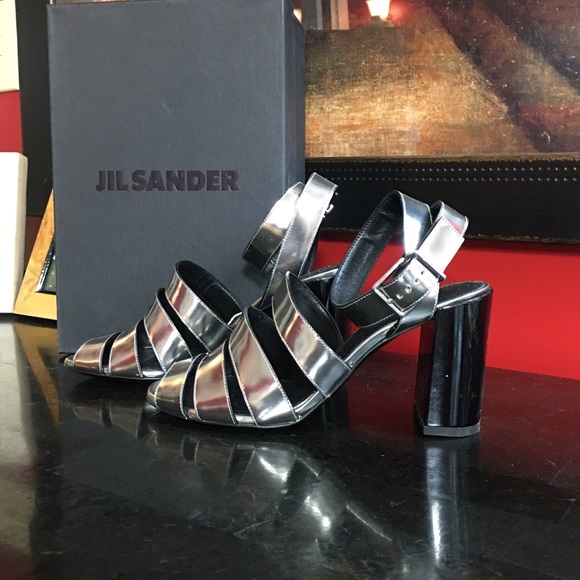 BensonJanon's tweet photo. So good I had to share! Check out all the items I'm loving on @Poshmarkapp from @redqueenliz #poshmark #fashion #style #shopmycloset #giorgioarmani #jilsander #glitzblitzboutique: https://t.co/43FIAMFDt2 https://t.co/RofvFo55Hh