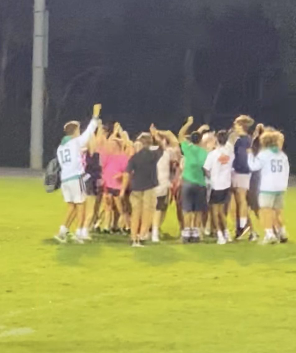 samstinson30's tweet photo. turn up for the junior girl powderpuff champions! taking a 30-6 win against the the sophomores and a 26-0 win against the seniors🔥 https://t.co/Sw3bYyxf00