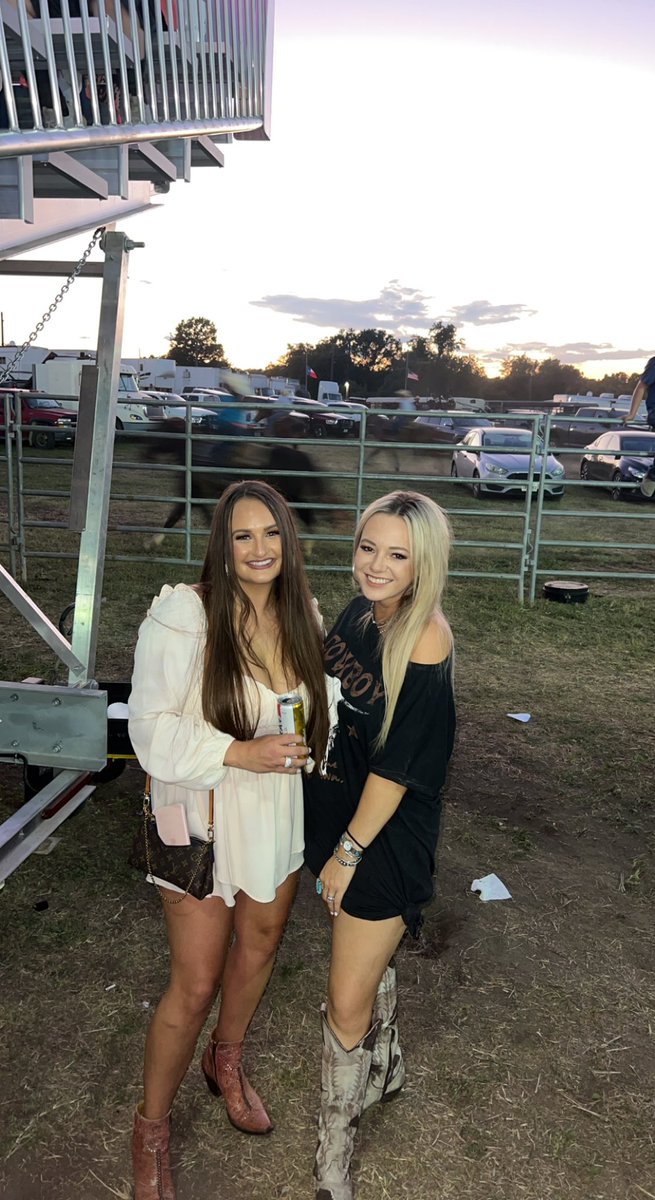 JessicaJuvinall's tweet photo. What you see may just be a couple girls having a good time, but what I see is a girl who found herself again and couldn’t stop smiling for the first time in awhile. So grateful for @rspies02 for being my rock and always making me feel at home 💕 https://t.co/CTsXt6VgcD