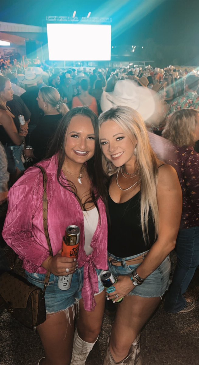 JessicaJuvinall's tweet photo. What you see may just be a couple girls having a good time, but what I see is a girl who found herself again and couldn’t stop smiling for the first time in awhile. So grateful for @rspies02 for being my rock and always making me feel at home 💕 https://t.co/CTsXt6VgcD