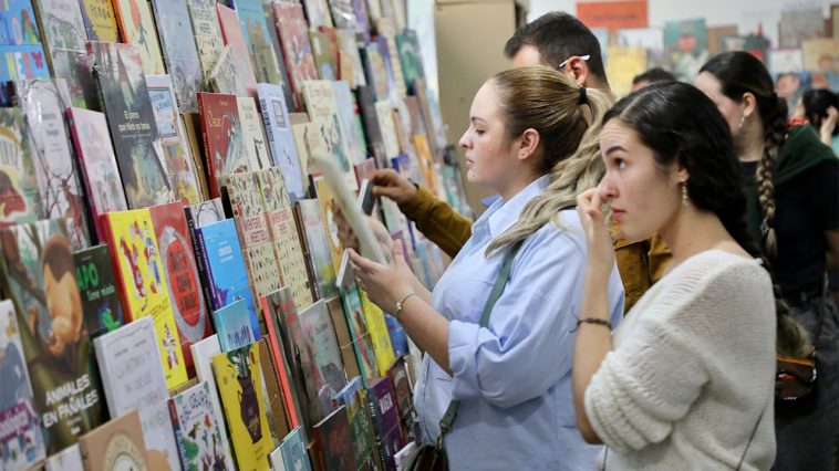 notialdiamed's tweet photo. Terminó este domingo la Feria del Libro y la Cultura  durante 10 días logró que 504 mil visitantes recorrieran las 18 carpas en el Jardín Botánico.Un evento donde asistieron más de 128 mil personas, en conversatorios y charlas https://t.co/BrHCdm1jrr lanzaron 160 libros. https://t.co/E8cAAXwK2q
