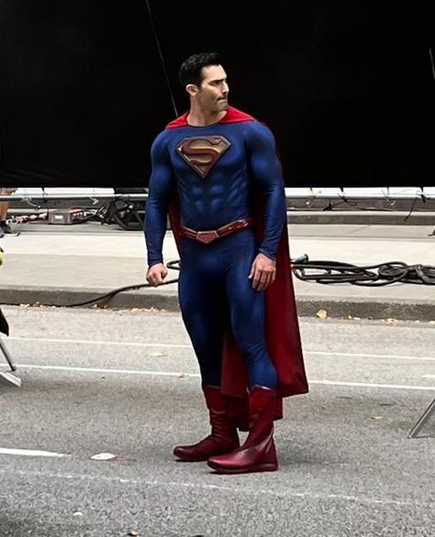 MovieFanatic00's tweet photo. Superman Gets A New Suit For Superman And Lois Season 3. And It's Getting Released On The CW Jan 11th 2023. https://t.co/EM4YEz780f