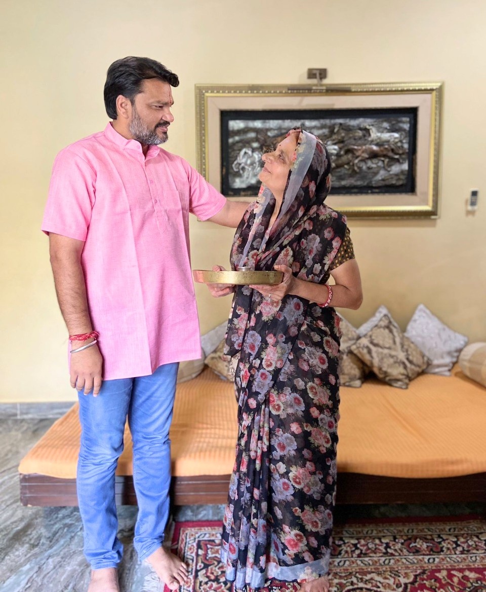 _lokeshsharma's tweet photo. जन्मदिन पर माँ के आशीर्वाद और प्यार के साथ दिन की शुरुआत... https://t.co/UMpFW00yhY