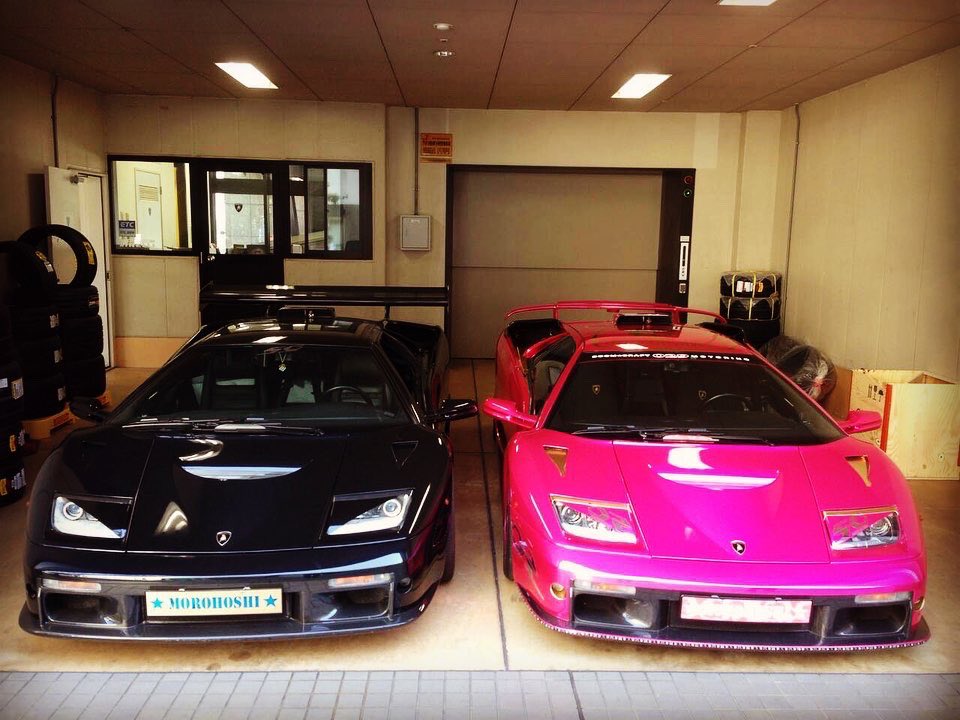 morohoshi_7777's tweet photo. ⭐️ストロベリー号⭐️
⭐️ブラックベリー号⭐️
(ブルーブル号)
#lamborghini #ランボルギーニ #morohoshi #諸星伸一 #fightingstar #ファイティングスター #fsbk #カスタム #スワロフスキー #swarovski #tokyo #japan https://t.co/qR6FDmL2xl