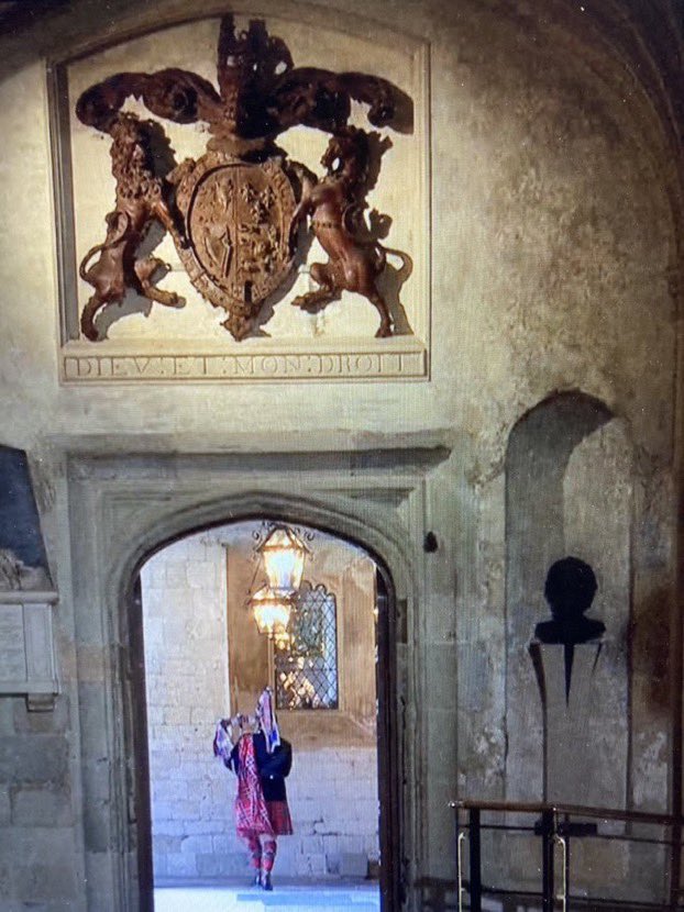 Sunburnt_Cat's tweet photo. If only we all had a personal bagpiper play as we’re laid to rest in a 500-yr old chapel.  
Because everyone deserves a powerful goodbye. 
#QueenElizabethII👑 #QueenElizabethIIFuneral #QEII https://t.co/d5rU5UaJyV